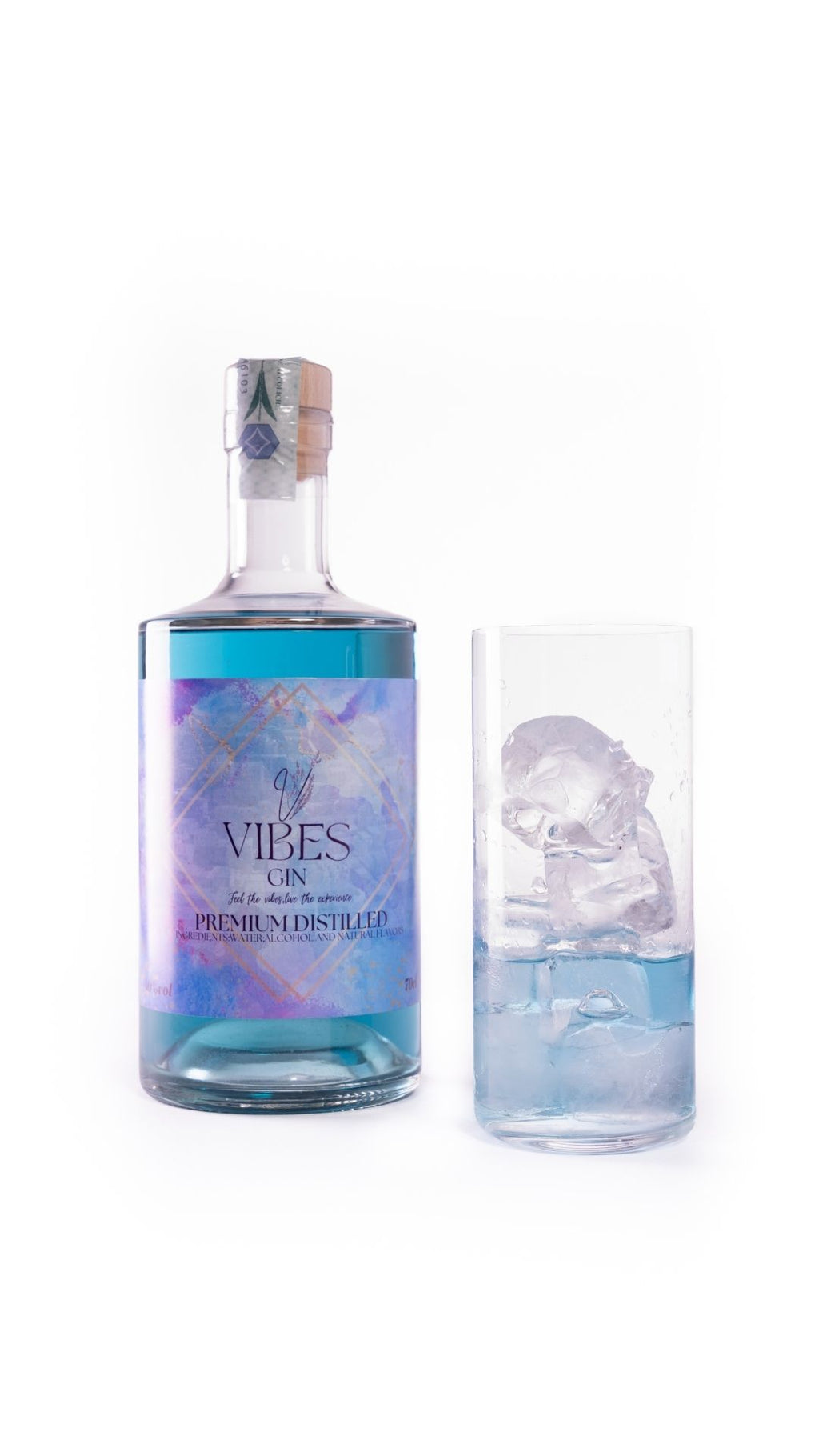 bottiglia Vibes con bicchiere sfondo bianco